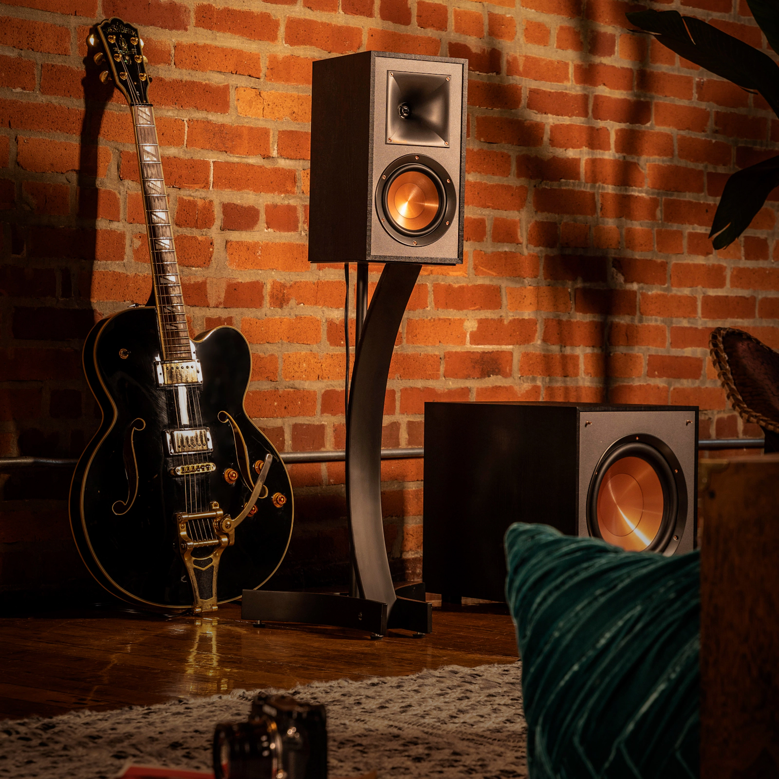 Klipsch R‑41PM Powered Bookshelf Speakers 4-Inch Woofer 70W Built-in Amplifier & Bluetooth