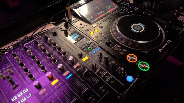 AlphaTheta / Pioneer CDJ-3000 – Professional DJ Media Player with 9-Inch Touchscreen, Advanced MPU Processing, High-Resolution Audio, rekordbox Integration & Club-Standard Performance